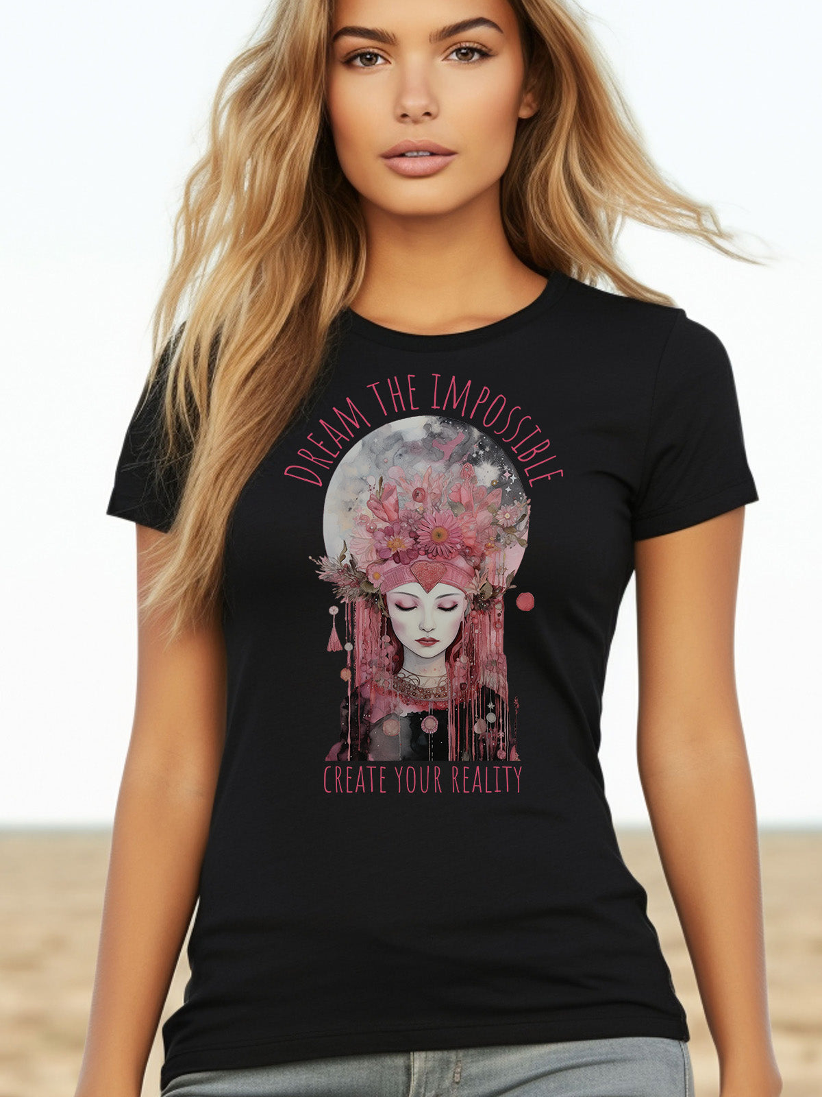 Model mit schwarzem bedrucktem T-Shirt. Das Motiv Mondfee umrandet mit dem Text "Dream the Impossible, create your Reality", zeigt eine romantische weibliche Figur mit geschlossenen Augen in den Tönen Rosa, Pink und Schwarz.