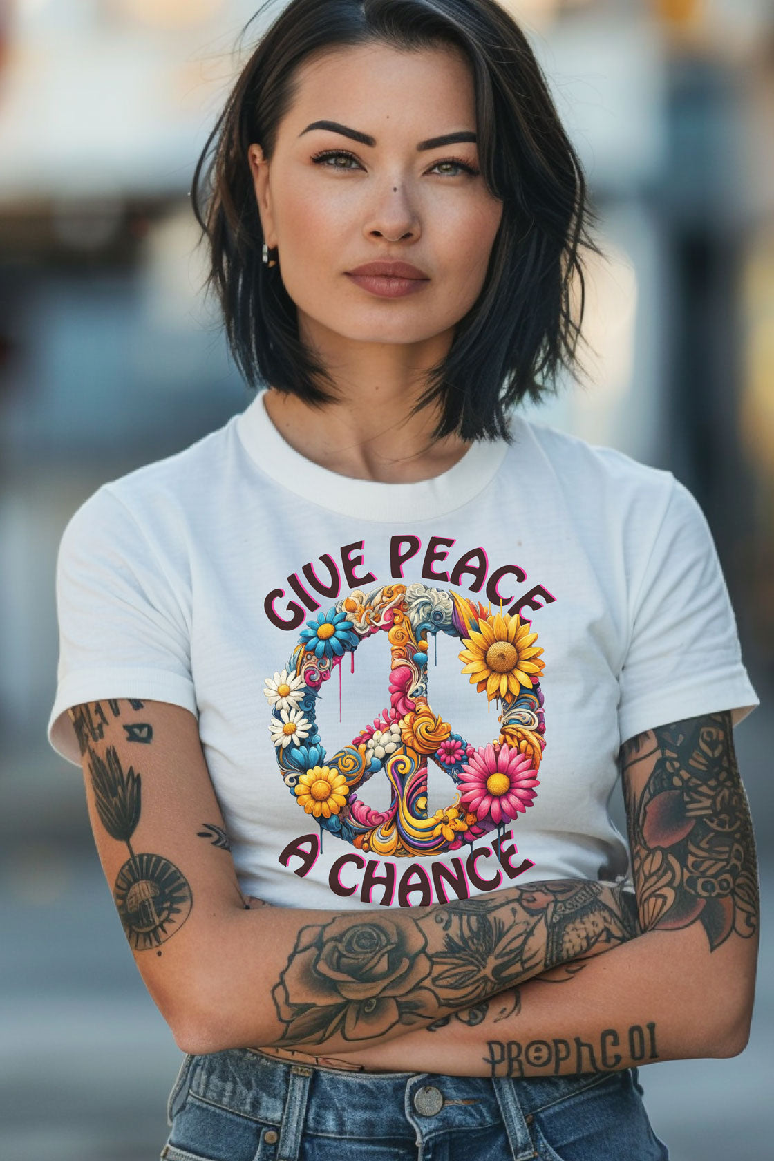 Weißes T-Shirt mit farbenfrohem Friedenszeichen, Peace und Blumenmotiv